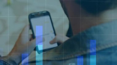 Telefonları daha yakına çeken adam, telefon haritası ve haritası eşleşirken finans kavrayışı için yazı yazıyor. Dataviz, analitik, iş, dokunmatik ekran, günlük, dinlenme odası, aygıt