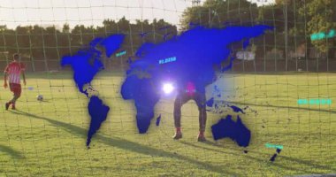 Atıcı gol atmaya çalışıyor. Bu da dünya haritasının alevi ile çakışmasına neden oluyor. Futbol, kaleci, defans, harita, mavi, saha, açık hava