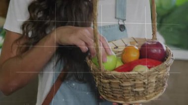 Kadın pazara ulaşıyor, yeşil elma topluyor, olgunluğu yargılıyor ve canlandırılmış çizelgeler yüzünü kaplıyor. Sepet, üretim, alışveriş, perakende, kot, tulum, kavşak çizgileri