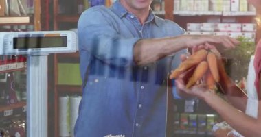 Market müşterisi havuç dağıtırken, satıcı da tartma ve satın alma için ayarlama yapıyor. Üretim, tezgah, perakende, işlem, dostane, gün ışığı, doğal