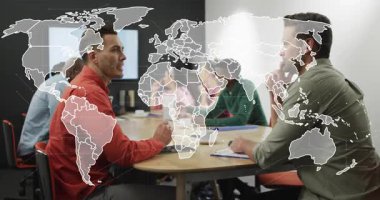 Adam konuşmaya başladı, adamlar iş planlarını tartışırken harita küresel kapsamı gösteriyordu. Toplantı, işbirliği, takım çalışması, tartışma, yuvarlak masa, ofis, modern