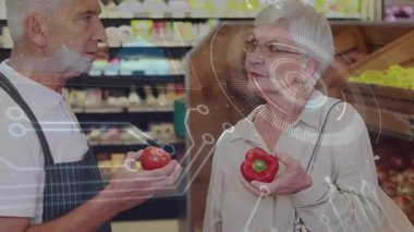 Alışveriş elemanı kırmızı dolmalık biber yetiştirirken tezgahtar da HUD kaplamasını gülerek kontrol ediyor. Bakkal, son sınıf, koridor, etkileşim, sohbet, kahkaha, ekran