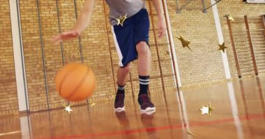 Erkek öğrenci sağdan başlıyor. Kırmızı çizgiyle spor yapıyor. Lens yaklaşıyor. Basketbol, spor salonu, mahkeme, atlet, gençlik, dinamik, perspektif