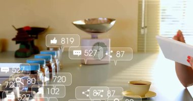 Sarı bardağı yudumlarken tablete vuran kadın, sosyal medya uyarıları kavanozlar üzerinde tepki veriyor. Mutfak, bildirimler, aygıt, kaydırma, pastel, retro, rahat