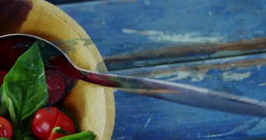 Utensiller içeri giriyor, ahşap salata kasesinde yarım domates ve fesleğen görünüyor, menü için HUD soluyor. Kırsal, masa üstü, mutfak, çatal bıçak, kaplama, dijital, şifalı bitkiler