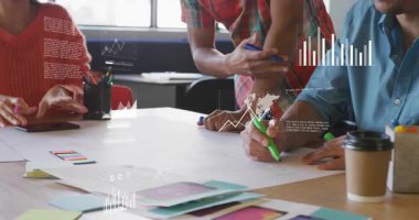 Merkezdeki kişi işaret ediyor, tasarımcılar işaretli modeller çiziyor, çizelgeler çiziyor, kararları yönlendiriyor. İşbirliği, beyin fırtınası, planlama, prototip, tasarım, fikir, çalışma alanı