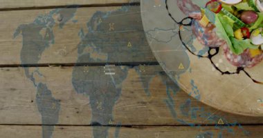 Dünya haritası soluyor, İHD simgeleri ortaya çıkıyor, tahta merkezleme, salata ortaya çıkıyor, verileri üst üste koyuyor. Masa üstü, yeşiller, kaplama, kırsal, ahşap, tepeden tırnağa, dijital