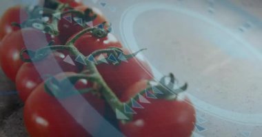 Kamera domates kümesini öne itiyor, tohumları gösteren yarım domates, bıçak kayması, dönen kaplama. Kiraz, kırmızı, meyve, asma, bıçak, kesme tahtası, mutfak.