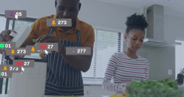 Mutfakta birkaç yemek pişirme, yemek işlemcisine ekleme sosyal ikonları ateşleme, örnek paylaşma. İkili, yerli, tezgah, blender, yeşiller, limonlar, modern