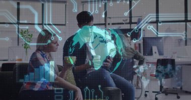 İşbirliği yapan takım ekose gömlek, kravat ve blazer ceket giyiyor AR 'ı ve akıllı telefonu ofisinde görüyor. Takım çalışması, birlikte çalışma, fütürist, analitik, veri, teknoloji, devreler