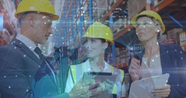 Depo koridorundaki stokları kontrol eden, kask, kostüm, yelek, üst üste koyan 3 depo personelini inceliyorum. Lojistik, güvenlik, başlık, envanter, teftiş, takım çalışması, işlemler