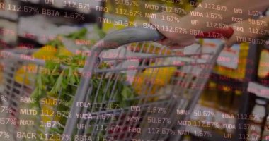 Alış veriş kolu, metal arabaları üretime sokuyor. Mali verilerin el arabasında güncellenmesine neden oluyor. Market, market, sebze, yeşillik, biber, müşteri, tramvay