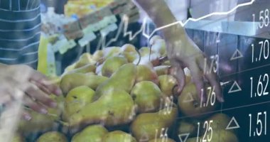 Tedarikçi, alışverişçi elleri uzanıyor, satılık armutları topluyor, ellerde pazar haritalarının büyümesine neden oluyor. Üretim, meyve, görüntü, veri, perakende, market, etkileşim