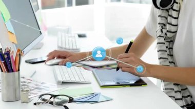 Tasarımcı masadaki fare ve stili değiştiriyor, tasarımı incelerken mavi ağ simgelerini canlandırıyor. Çalışma alanı, tablet, kalem, gözlük, kulaklık, yaratıcı, dijital