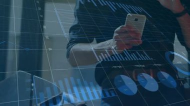 Erkek ofis çalışanı pencere kenarındaki akıllı telefonu dinliyor ve finans tablolarını canlandırıyor, verileri gözden geçiriyor. Analizler, gösterge panelleri, telefon, holografik, üstüste dizilmiş, ızgara çizgileri, çalışma alanı