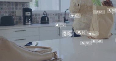 Yetişkin bir kadın adada kereviz paketleri açıyor, telefon sinyalleri yayıyor, gıda pazarlamasını arttırıyor. Bakkaliye, mutfak, tezgah, çanta, sebze, çanta, parlak