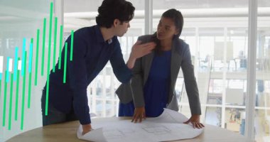 Adam tasarım planına eğilip işaret ediyor, kadın gözden geçirmek için kararlılığını koruyor, plan üzerinde dalga biçimi büyüyor. İşbirliği, plan, mimari, modern, ofis, toplantı, takım çalışması