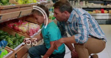 Çöp kutusuna uzanan çocuk, insan markette seçim öğretirken, bisiklet değerleri öğretirken, UI halkasına neden oluyor. Baba, oğul, üretim, süpermarket, etkileşim, rehberlik, öğrenme