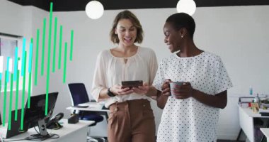 İş yeri ölçümlerini inceleyen veri çubuklarını ve dalgaları gösteren iki iş arkadaşı dönüşümlü olarak ofis tabletinde yürüyor. Meslektaşlar, takım çalışması, çalışma alanı, modern, görselleştirme, örtüşme, diyalog