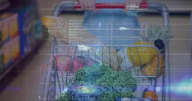 Alışveriş arabalarını iten kadın ürünleri ayarlarken, hareketler de alışverişi analiz eden verileri ateşliyor. Trolley, yeşiller, ananas, biber, süpermarket, dijital, grafikler