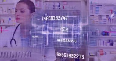 Kadın eczane teknisyeni AR ızgarasına tepki veriyor, kutulanmış ürünlere ulaşıp terminalden doğrulama yapıyor. Holografik, artırılmış, gerçeklik, arayüz, bilgisayar, raflar, labirent