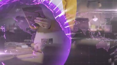 Esnaf tableti tutuyor, ekranı tıkırdatıyor, morumsu küreyi küçültüyor, tasarım araçlarını ortaya çıkarıyor. Atölye, stüdyo, üretici, prototip, dijital, neon, odaklanma