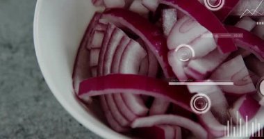 Kamera geri çekilirken kaseyi ve kırmızı soğanı yarıya indirirken HUD de besinleri gösteriyor. Sebze, halka, ampul, seramik, mutfak, makro, yiyecek.