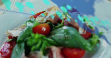 Üst üste binen mavi noktalar süpürüyor, rakamlar azalıyor, kamera çekiyor, fesleğen, domates ve jambon ortaya çıkıyor. Prosciutto, yeşiller, tabak, stüdyo, parlak, canlı, taze