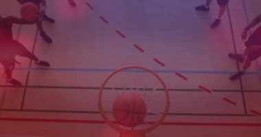 Oyuncu sol taraftaki matkap topunda şut atıyor. Çevreden geçen ağa doğru kavis alıyor. Kırmızı noktayı temizliyor. Hoop, basketbol, saha, spor salonu, genel giderler, yukarıdan aşağıya, sporcular