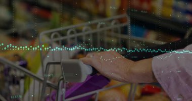 Üst düzey kadın market koridorundan aşağıya alışveriş arabası itiyor. Görselleştirme ölçümleri. Yaşlılar, tramvay, süpermarket, alışveriş, tutuş, tutuş, raflar