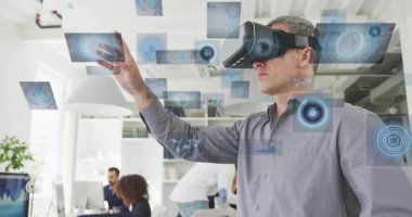 Ofiste VR kulaklık takan, hologramları çalıştıran, iş verilerini araklayan, yapılandıran bir adam. İş yeri, işbirliği, sanal, teknoloji, arayüz, paneller, hareket