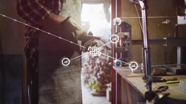 Sanatçının kıskacı ağ düğümleri olarak ayarlaması sıralanan bankta kayboluyor ve ahşap işleme verileri gösteriliyor. Atölye, marangoz, ahşap, kereste, arka ışıklandırma, güneş ışığı, aletler.