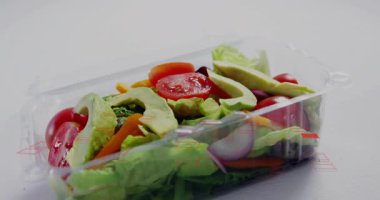 Oyunda, istiridye kabuğu salatası sabit kalırken, HUD ürün verilerini göstermek için kaydırıyor. Paketlenmiş, yeşiller, avokado, gevrek, minimal, geleceksel, kod