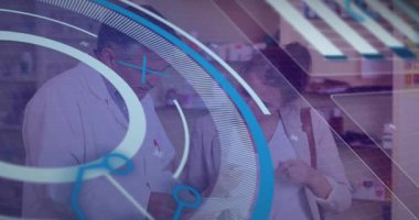 Eczacı Rx 'i işaret ederek HUD' yi çalıştırıyor ve müşterilerin sağlık bilgilerini kontrol ederken açığa vuruyor. Eczane, danışma, belge, kaplama, konsantrasyon, perakende, parlak