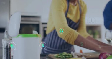 Simgeler ortaya çıkıyor, ev yemeği artıkları parçalıyor ve gübre kutusuna atılıyor, geri dönüşüm faydalarını gösteriyor. Mutfak, atık, kesme tahtası, doğrama, tezgah, yeşil kapak, çevre dostu