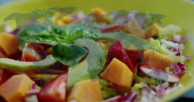 HUD grafiklerini gösteren harita kaplaması yemek verilerini gösteren limon salatası kabı lenslerinin yer değiştirmesini canlandırıyor. Canlı, renkli, masa üstü, avokado, çilek, papaya, turp.