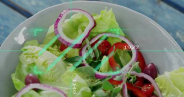 Beyaz seramik salata kasesi hala oyunda, yeşil HUD köşegen kayıyor, kamera içeriğini göstermek için yakınlaşıyor. Bulaşık, yeşiller, zeytinler, biberler, tarif, yakın çekim, fotoğraf