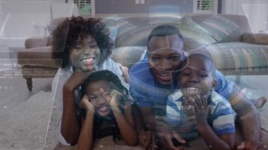 Aile halı teknolojisi tanıtımında yatarken UI örtüşüyor ve yüzleri belirsizleştiriyor ve gülümsüyor. Birlikte, neşe, kahkaha, konfor, ev, samimiyet, kuartet