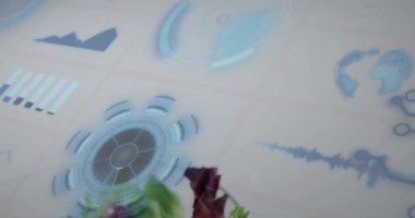 Kamera aşağı doğru hareket ediyor cam salata kasesini ortaya çıkarıyor, el bilgisayarı dönüyor, soluyor, ürünleri gösteriyor. Tabak, sebze, domates, soğan, biber, masa üstü, mavi