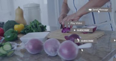 Yemek pişirmek için soğan doğrayan bir kadın. Rozetlerini gösterip, ellerini gizliyor, sonra da temizliyor. Mutfak, aşçılık, kesim, sebze, gün ışığı, kapanış, ev