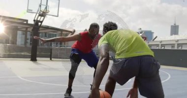 Yeşil oyuncu defansı inceliyor, açık sürüş için aşağı doğru sallanıyor, basketbolu takip eden noktalı dünya, basket. Çatı, şehir, açık hava, top, mahkeme, geçiş, savunma