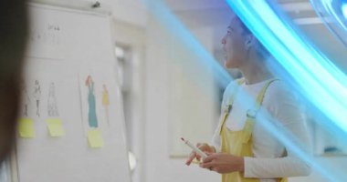 Moda tasarımcısı tıkırtı cihazı, çizimleri mavi çizgilerle göstererek onu gizliyor. Sunucu, çizimler, kaplamalar, tasarım, ofis, stüdyo