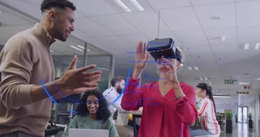 VR kulaklık takan, el kaldıran ve mavi HUD 'yi ekip demosu için genişletmeye başlayan kadın çalışan. Kadın, işbirliği, ofis, arayüz, hologram, jest, laptop