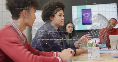 Sunucu açılış konuşması, telefonun yanındaki el kol kâğıdı, kağıt üzerindeki teknik kaplama planı gösteriyor. Takım çalışması, toplantı, tartışma, işbirliği, görüntü, strateji, yenilik