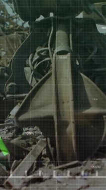 Mankenli beyaz bir kadın üzerinde veri işleme animasyonu. Küresel işletme finans ve veri işleme kavramı dijital olarak oluşturulmuş video.