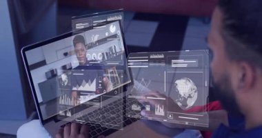 Kanepede oturan bir adam çizelge üzerinde el kol hareketi yapan bir kadın tarafından canlandırılıyor. Uzaktan, işbirliği, holografik, gösterge paneli, dizüstü bilgisayar, görselleştirme, dünya