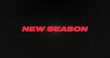 Yıldız alanında kırmızı glyph görünüyor, kırmızı 3D harfler kayıyor, dönüyor, yerleşiyor, sunuyor YENİ SEASON. Typography, title, reve, extrusion, deep, animasyon, cinematic