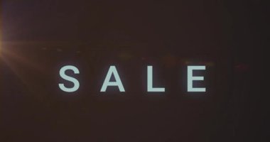 Sol uçtaki parlaklık görünüp titreşiyor, satılık metin parlıyor ve dikkat çekmek için tahıl kayıyor. Tipografi, merkezli, minimal, sinematik, sızıntı, vignette, halo