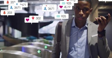 Bir adam çağrı üzerine ulaşım kapısından geçerek yürümeye başlıyor. Bildirimler onun etrafında çoğalıyor. Cep telefonu, akıllı telefon, banliyö, yönetici, şehir, salon alarmları