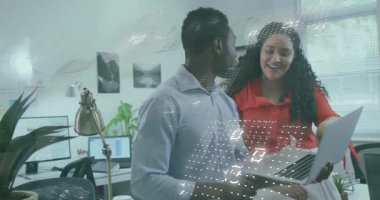 Kadın dizüstü bilgisayara bakıyor, erkek öne eğiliyor, teknoloji ofisinde veri analizi yapıyor. İşbirliği, takım çalışması, modern, gün ışığı, monitörler, masa, lamba